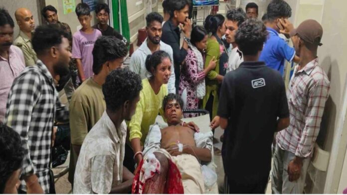 बोड़ाम के सातनाला रोड पर सड़क हादसे के बाद क्षतिग्रस्त बाइक और घायल युवकों को अस्पताल ले जाते ग्रामीण।