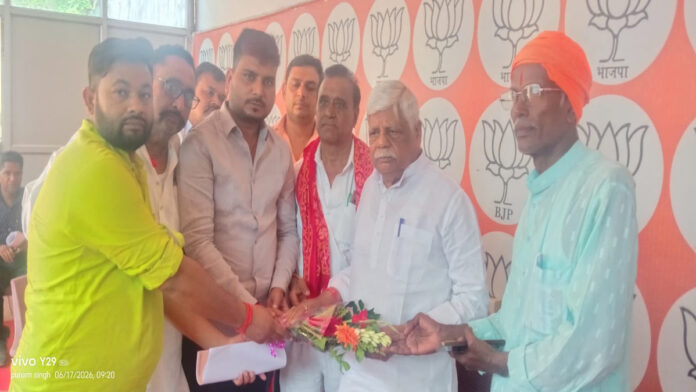 उत्तर कोयल परियोजना उच्च विद्यालय के संरक्षण की मांग उत्तर कोयल परियोजना उच्च विद्यालय को बचाने की मांग को लेकर सांसद को ज्ञापन सौंपता प्रतिनिधिमंडल