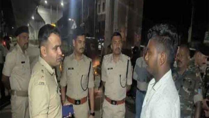 रांची में रात के समय वाहनों की जांच करते पुलिस अधिकारी