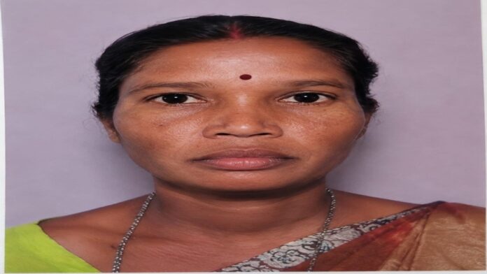 पश्चिमी सिंहभूम के अंगारडीहा गांव में सर्पदंश की घटना के बाद ग्रामीणों की भीड़।
