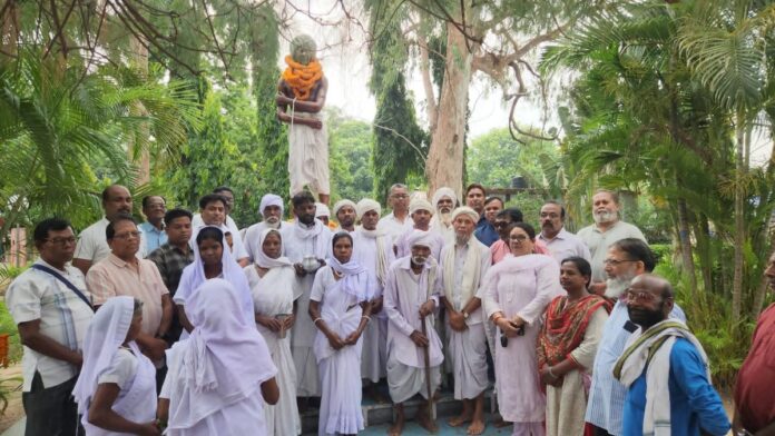 Congress leaders paying tribute to Birsa Munda statue in Khunti court premises