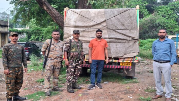 Dhanbad Illegal Sand Mining Raid After NGT Ban धनबाद में अवैध बालू खनन के खिलाफ कार्रवाई करते खनन विभाग के अधिकारी