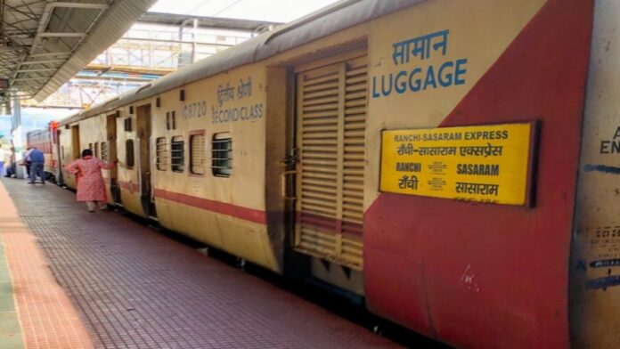 रेलवे स्टेशन पर खड़ी ट्रेन, नॉन-इंटरलॉकिंग कार्य के कारण कई ट्रेनों का परिचालन प्रभावित