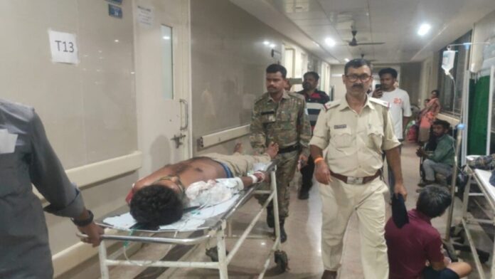 जमशेदपुर के बालीगुमा में फायरिंग के बाद जांच करती पुलिस, युवक की हालत गंभीर