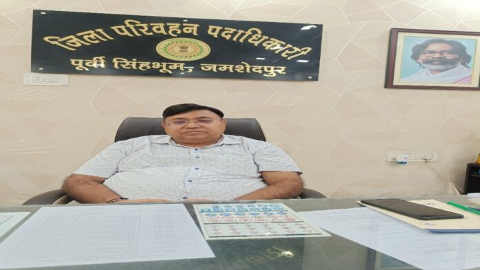 Jamshedpur Transport Department Tempo Permit Checking Drive जमशेदपुर में टेम्पो वाहनों के दस्तावेजों की जांच करती परिवहन विभाग की टीम