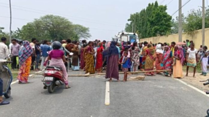 पश्चिमी सिंहभूम के सोनुवा में ट्रैक्टर हादसे के बाद एनएच-320डी जाम करते ग्रामीण