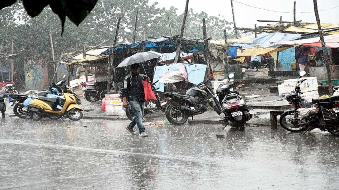 झारखंड में कमजोर मानसून और कम बारिश के बीच बादलों से घिरा आसमान