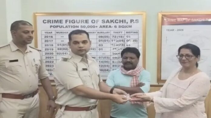 साकची सब्जी मंडी में महिला डॉक्टर को खोया हुआ सोने का गहना लौटाते सब्जी विक्रेता।