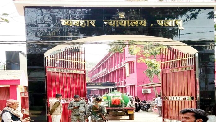 Rampur Firing Case Surrender Main accused surrender in Palamu Rampur firing case at civil court