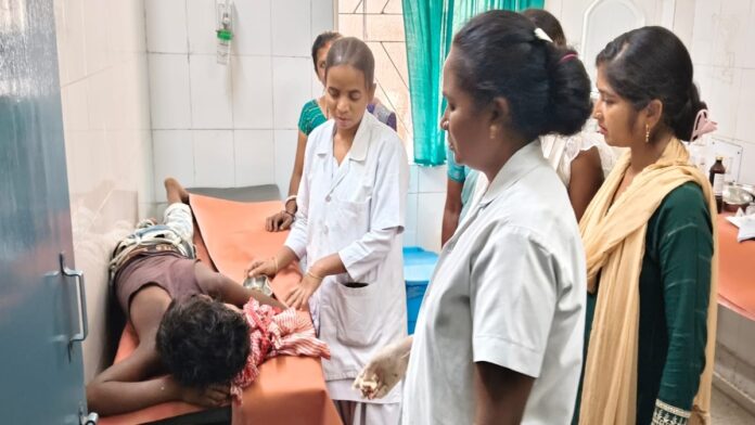भड़गांव गांव में पेड़ से गिरने के बाद घायल बच्चे को अस्पताल ले जाते ग्रामीण