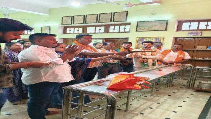 BJP Workers Hanuman Chalisa Path For PM Modi In Chaibasa चाईबासा में प्रधानमंत्री मोदी के 12 वर्ष पूर्ण होने पर हनुमान चालीसा पाठ करते भाजपा कार्यकर्ता