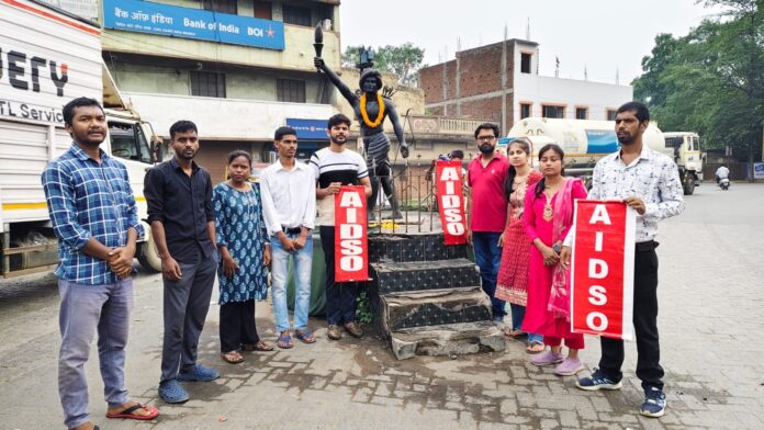 Birsa Munda Tribute AIDSO Jamshedpur Event AIDSO members paying tribute to Birsa Munda at Bhuiyadih Golchakkar Jamshedpur statue