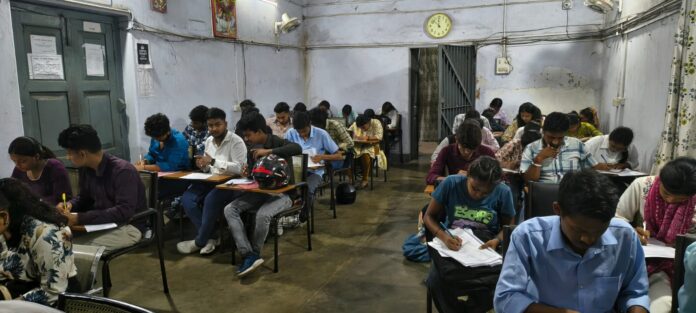 गोलमुरी नियोजनालय में आयोजित टाटा मोटर्स भर्ती कैंप में शामिल अभ्यर्थी