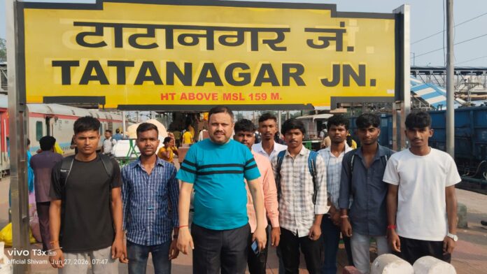 जमशेदपुर के युवाओं को स्थानीय रोजगार दिलाने की मांग करते ई-डिजिटल इंडिया के संस्थापक रामकृष्ण ठाकुर