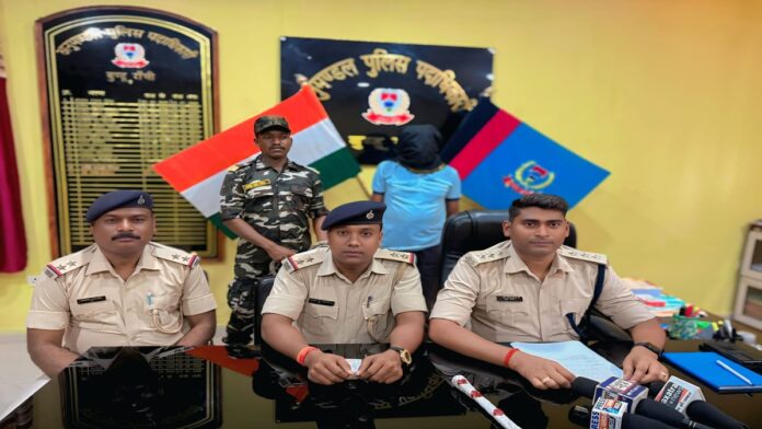 रांची के तमाड़ में जमीन विवाद में किसान की हत्या के मामले का खुलासा करती पुलिस