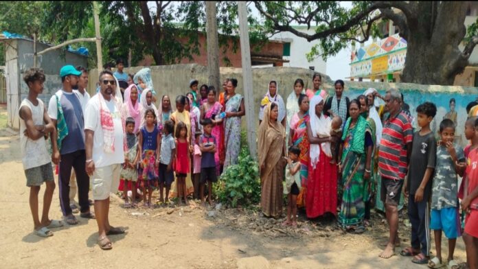 पुरुनियाँ गांव में बिजली बहाली की मांग को लेकर प्रदर्शन करते ग्रामीण