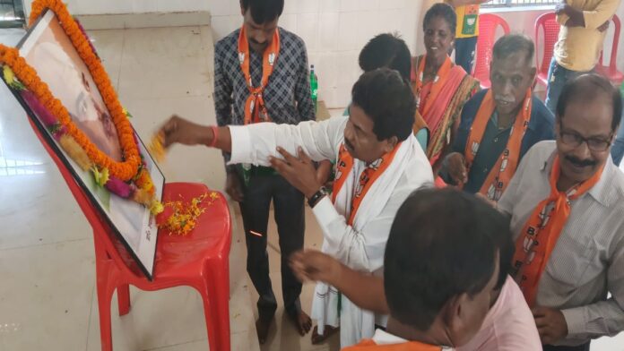 तोरपा में डॉ. श्यामा प्रसाद मुखर्जी की पुण्यतिथि पर श्रद्धांजलि अर्पित करते भाजपा कार्यकर्ता।
