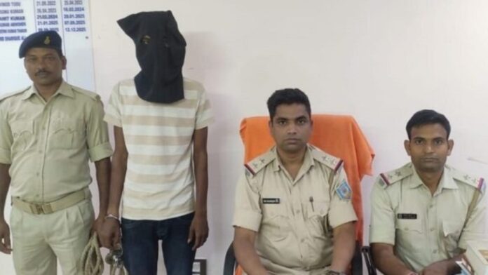 Ulidih Drug Arrest Case Police raid in Ulidih Jamshedpur recovering brown sugar packets from accused