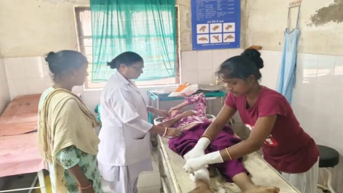 पश्चिमी सिंहभूम के सोनुआ में ट्रैक्टर हादसे के बाद घायल शिक्षिका को अस्पताल ले जाते लोग