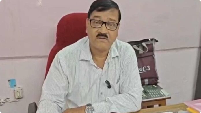 जमशेदपुर के इंटर कॉलेज में हथियार मामले के बाद जांच करते अधिकारी