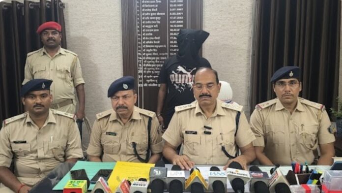 साकची फायरिंग मामले में गिरफ्तार आरोपी विपिन शुक्ला और बरामद अवैध पिस्तौल