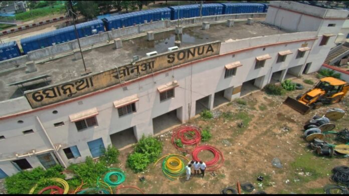 चक्रधरपुर-मनोहरपुर नक्सल प्रभावित रेलखंड में ड्रोन से निगरानी करती आरपीएफ टीम