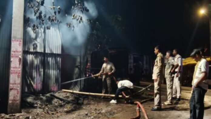 चाईबासा में रूई दुकान में भीषण आग चाईबासा में आग लगने के बाद रूई और गद्दा दुकान से उठती लपटें और धुआं।