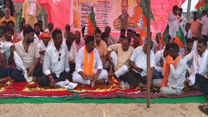 People protesting for overbridge construction and suspension of toll collection in Palamu.