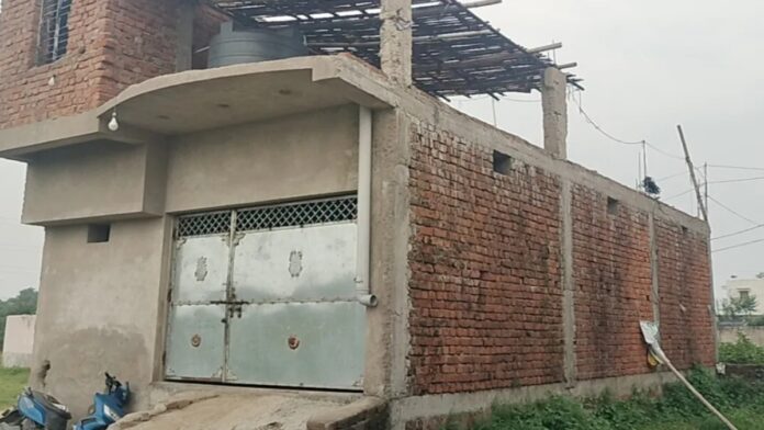 जमशेदपुर में घरेलू विवाद के बाद महिला की हत्या के मामले की जांच करती पुलिस
