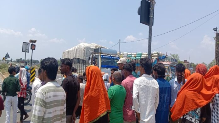 पलामू के पोखराहा में सड़क हादसे के बाद राष्ट्रीय राजमार्ग जाम करते ग्रामीण