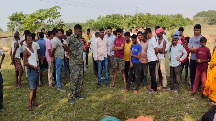 कोडरमा के तेतरियाडीह गांव में हाथियों के हमले के बाद जुटे ग्रामीण
