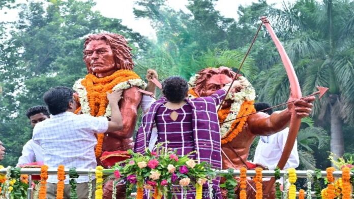 Chief Minister Hemant Soren paying tribute to Sidho-Kanho on Hool Diwas in Ranchi.