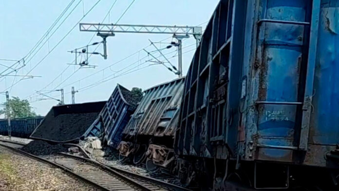 Rajhara train accident freight train derailment 15 wagons Palamu railway news Jharkhand