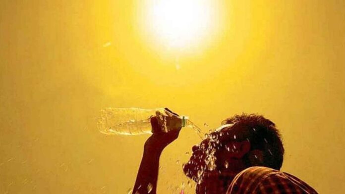 Weak Monsoon Conditions Increase Heat and Humidity Across Jharkhand People walking under intense sunlight in Jharkhand as weak monsoon conditions lead to rising temperatures and humidity.