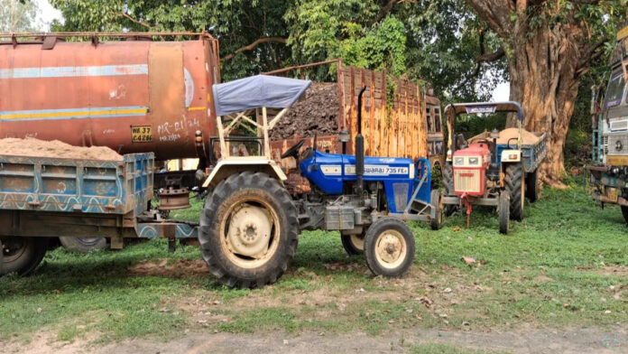 Jamtara illegal sand mining 4 tractors seized by administration Jharkhand news