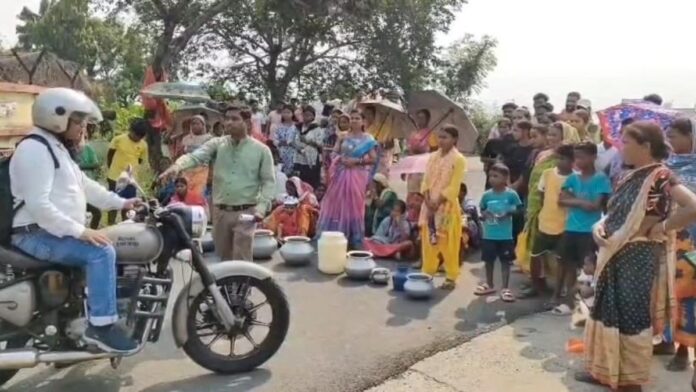 Villagers blocking road in Dhanbad protesting against drinking water crisis