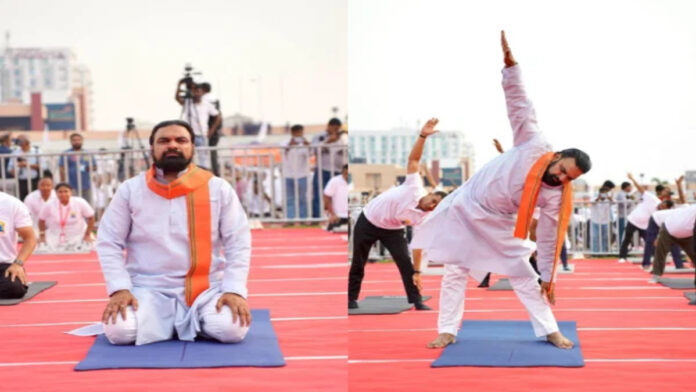 अंतरराष्ट्रीय योग दिवस पर पटना में योगाभ्यास करते बिहार के मुख्यमंत्री सम्राट चौधरी