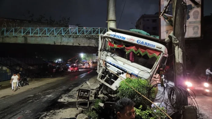 जमशेदपुर में फ्लाई ऐश लदा हाइवा टावर पोल से टकराने के बाद डिवाइडर पर चढ़ा हुआ।