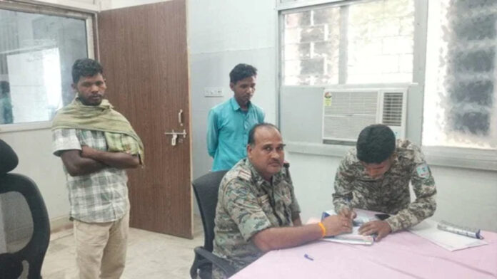 गिरिडीह में घर में घुसकर दंपती पर हुए जानलेवा हमले के बाद जांच करती पुलिस।