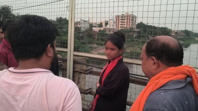 Local people rescuing woman at Mango Bridge Jamshedpur before river jump