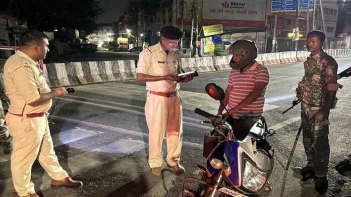 रांची में देर रात वाहन चेकिंग अभियान चलाती पुलिस