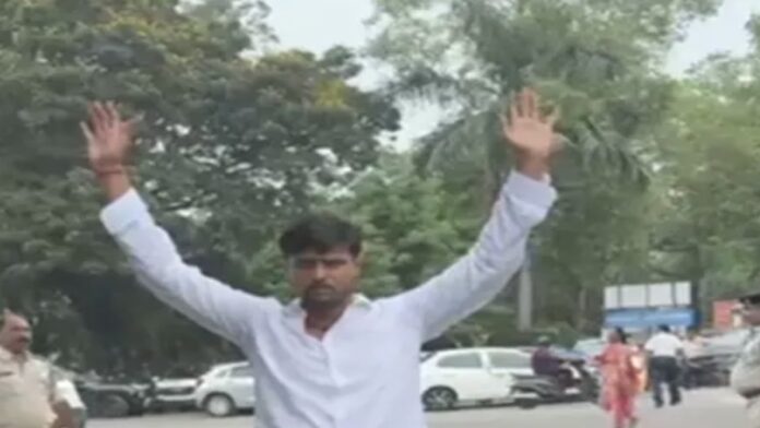 हिमांशु सिंह हत्याकांड में राहुल दुबे ने किया आत्मसमर्पण जमशेदपुर के बिष्टुपुर थाना में आत्मसमर्पण के बाद पुलिस हिरासत में राहुल दुबे
