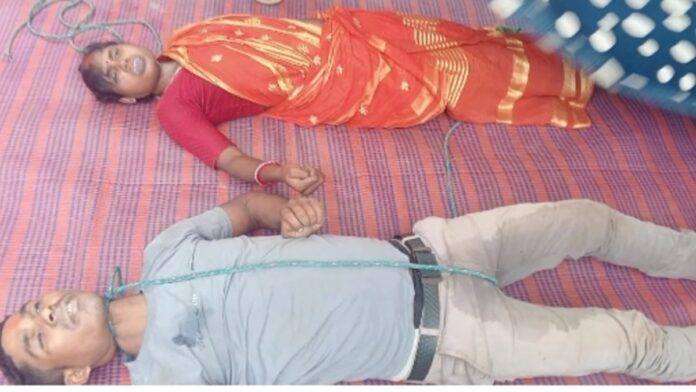 खूंटी के तिलमा गांव में देवर और भाभी के आत्महत्या मामले की जांच करती पुलिस