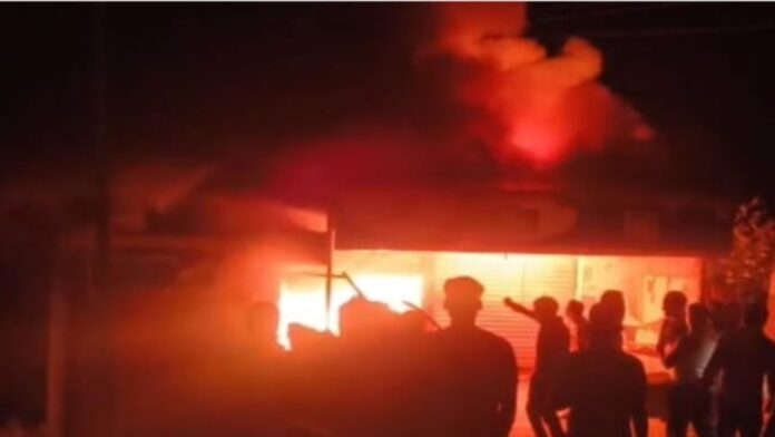 Massive Fire at Hardware Shop in Polpol Bazaar Palamu पलामू के पोलपोल बाजार में हार्डवेयर और सेनेटरी दुकान में लगी भीषण आग, जिसमें लाखों रुपये का सामान जलकर नष्ट हो गया।
