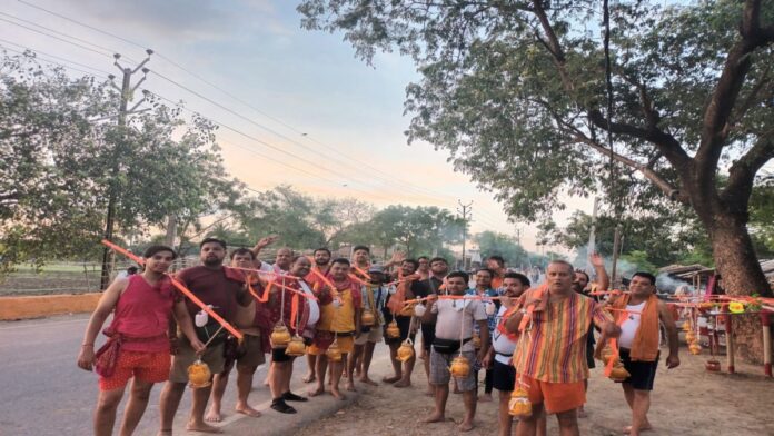 रांची के शिव शंकर मंडल के कांवड़िये सुल्तानगंज से गंगाजल लेकर बाबा बैद्यनाथ धाम की पैदल यात्रा करते हुए।
