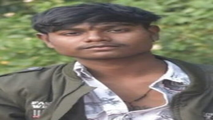 गिरिडीह के लापता प्रवासी श्रमिक कृष्णा सिंह की तलाश की मांग करते परिजन