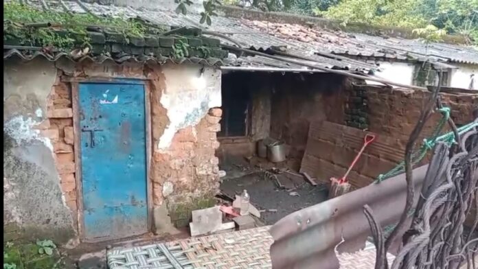 रामगढ़ में अवैध हथियार फैक्ट्री का भंडाफोड़ रामगढ़ के दत्तो गांव में पुलिस द्वारा अवैध हथियार बनाने की फैक्ट्री पर छापेमारी के दौरान बरामद पिस्टल और उपकरण।