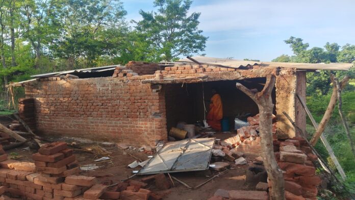 गढ़वा के सिंजो गांव में जंगली हाथी के हमले के बाद मौके पर पहुंची वन विभाग और पुलिस की टीम