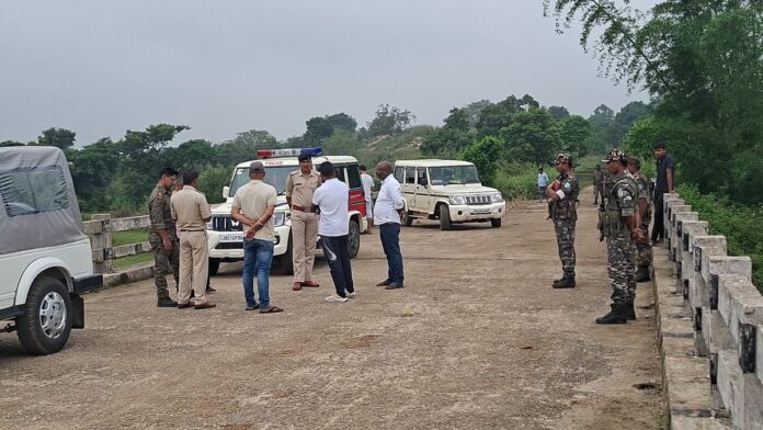 खूंटी के तजना नदी किनारे दोहरे हत्याकांड की जांच करती पुलिस और फोरेंसिक टीम