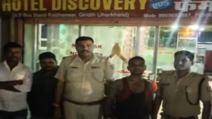 गिरिडीह के धनवार स्थित होटल डिस्कवरी में पुलिस की छापेमारी के बाद होटल को सील करते हुए।